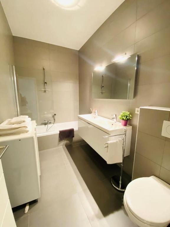 Airy And Spacious 3 Bedroom W Terrace&parking Apartment *