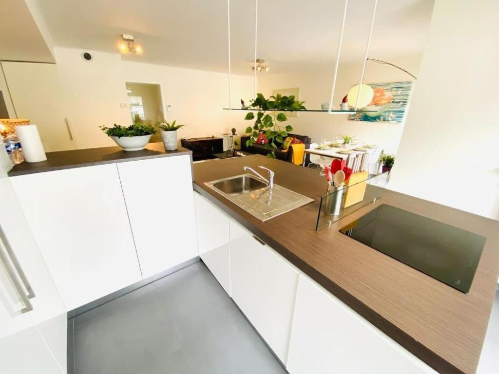Airy And Spacious 3 Bedroom W Terrace&parking Apartment *